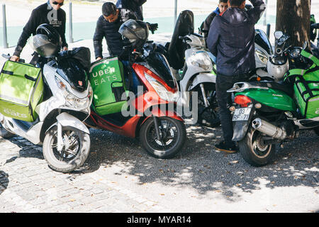 Portugal, Lisbonne 29 avril 2018 : les travailleurs Uber mange scooter livraison avec pannier sur parking Banque D'Images