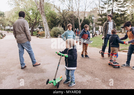 Lisbonne, Portugal 01 mai 2018 : Entraide pères à pied avec leurs enfants et leur apprendre à monter une planche à roulettes et de trottinettes. Au premier plan, l'un des c Banque D'Images