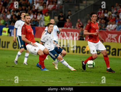 Innsbruck, Autriche - 30 mai, 2018. Le milieu de terrain russe Daler Kuzyaev contre joueurs autrichien Peter Zulj et Julian Baumgartlinger lors des Banque D'Images