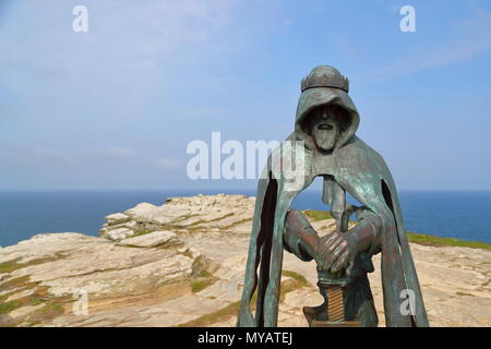 Le Roi Arthur, une sculpture en bronze de 8 pi par artiste Ruben Eynon surplombant la mer à château de Tintagel, Cornwall, UK Banque D'Images