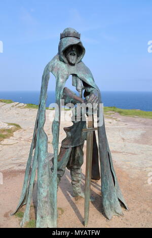 Le Roi Arthur, une sculpture en bronze de 8 pi par artiste Ruben Eynon surplombant la mer à château de Tintagel, Cornwall, UK Banque D'Images