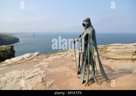 Le Roi Arthur, une sculpture en bronze de 8 pi par artiste Ruben Eynon surplombant la mer à château de Tintagel, Cornwall, UK Banque D'Images