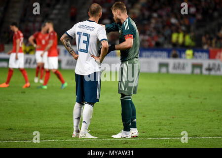 Innsbruck, Autriche - 30 mai, 2018. Le gardien russe Igor Akinfeev et défenseur Fedor Kudryashov amical international au cours de l'Autriche contre la Russie. Banque D'Images