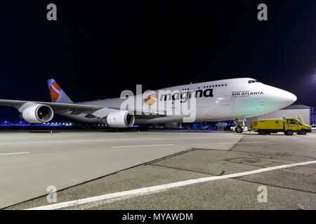 Stuttgart, Allemagne - Février 7, 2018 : Air Atlanta Icelandic Magma Boeing 747-400 BCF avion à l'aéroport de Stuttgart (STR) en Allemagne. Dans le monde d'utilisation | Banque D'Images