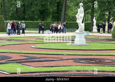 Les visiteurs se déplacent entre des sculptures dans le parc de Catherine à Pouchkine (Tsarkoye Selo) non loin de Saint-Pétersbourg (Russie). Le palais fut construit par le successeur de Pierre le Grand, Catherine I, au début du 18e siècle. Photo : Peter Zimmermann/dpa-Zentralbild/ZB | conditions dans le monde entier Banque D'Images