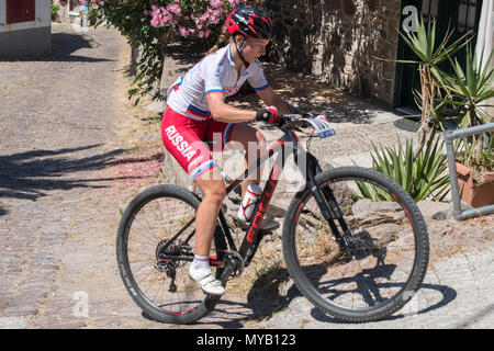 Fédération cycliste féminine participe à une course de vtt international dans le village grec de Molyvos sur l'île de Lesbos Banque D'Images