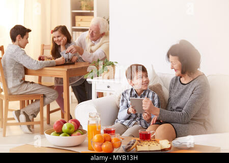 Heureux petits-enfants rendant visite à leurs grands-parents et de passer du temps libre avec eux Banque D'Images