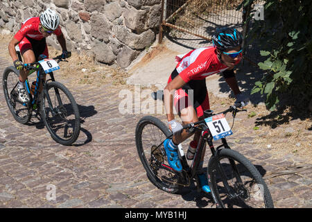 Les cyclistes masculins turc rivaliser sur la scène internationale, une course de VTT dans les rues du village grec de Molyvos sur l'île de Lesbos Banque D'Images