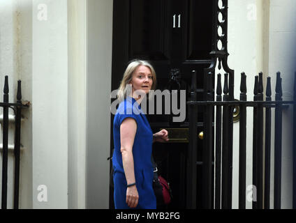 Secrétaire en chef au Trésor Elizabeth Truss marcher dans le 11 Downing Street, Londres. Banque D'Images