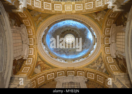 La basilique Saint Pierre, l'intérieur, petit dôme (coupole) à la fin de l'allée du nord (rendu en PS), Cité du Vatican, Rome, Italie Banque D'Images