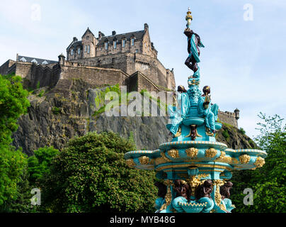 Voir, récemment restauré, décoré de Ross fontaine dans les jardins de Princes Street, Edinburgh, Ecosse, Royaume-Uni Banque D'Images