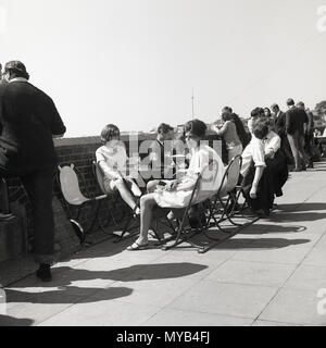 Années 1960, historiques, les gens ayant un verre au bord de l'heure du déjeuner, par la Tamise, en dehors de la pub Dove, la poste, Hammersmith, London, UK. Banque D'Images