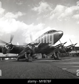 1940, historiques, l'Avro Tudor 1 avions stationnés sur la piste à un petit aéroport, England, UK. A. V Roe & Co, connu sous le nom du célèbre AVRO est concepteur et constructeur de la WW2 et Lincoln Lancaster avions. Le développement de l'aéronef du Tudor a été appuyée par le gouvernement britannique Ministère des approvisionnements qui ont cru l'industrie de l'aviation civile a été important pour la nation. Banque D'Images