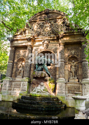 Fontaine Médicis fontaine Médicis () dans les jardins du Luxembourg - Paris, France Banque D'Images