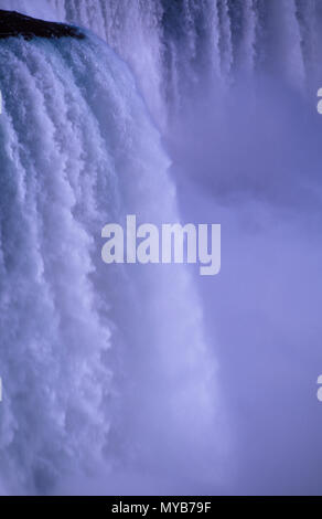 Niagara Falls, détail de l'American Falls, au crépuscule, en capturant la puissance sublime, NY, USA Banque D'Images