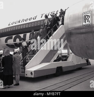 1973, historiques, les passagers débarquant d'un Lockheed L-1011 Tristar (airplance), le plus technologiquement avancés d'avions commerciaux gros porteurs dans le monde. Ligne Cour Aviation, une maison de la compagnie charter, ont été la première compagnie européenne à exploiter le Lockheed widebody. Le TriStar a été alimenté par le moteur Rolls-Royce RB211, un moteur tiroir capable de générer l'incroyable poussée. Banque D'Images