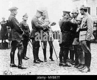 . Anglais : les officiers britanniques conférant une décoration pour bravoure lors de soldats polonais de bataillon de Mourmansk. 24 mars 2013, 08:51:21. Photographe officiel américain 87 officiers britanniques conférant une décoration pour bravoure lors de soldats polonais du bataillon de Mourmansk Banque D'Images