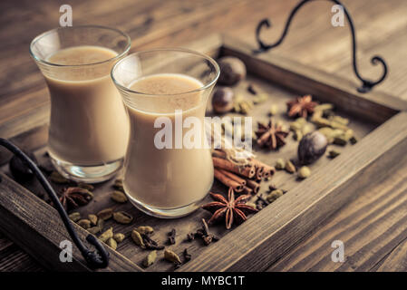 - Boisson traditionnelle indienne masala chai tea (thé au lait) avec des épices sur un fond de bois Banque D'Images