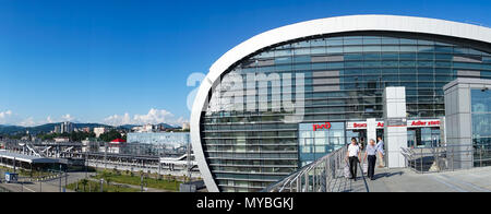 Architecture de la gare moderne dans le beau temps en été. Sochi, Russie, le 1 er juin 2015. Banque D'Images