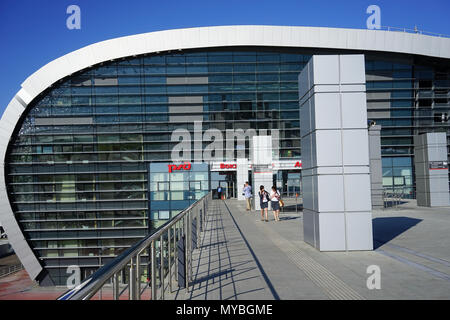 Architecture de la gare moderne dans le beau temps en été. Sochi, Russie, le 1 er juin 2015. Banque D'Images