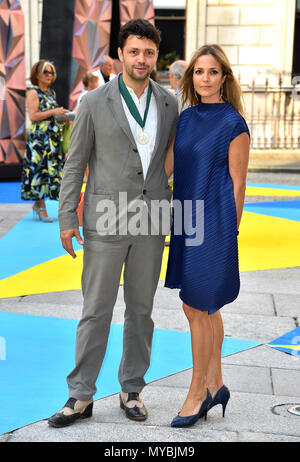 Conrad Shawcross et Carolina Mazzolari arrivant pour l'Académie royale des arts Exposition d'été 2018 Aperçu Partie tenue à Burlington House, Londres. ASSOCIATION DE PRESSE Photo. Photo date : mercredi 6 juin 2018. Crédit photo doit se lire : Matt Crossick/PA Wire Banque D'Images