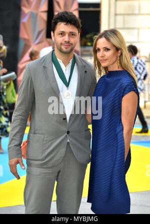 Conrad Shawcross et Carolina Mazzolari arrivant pour l'Académie royale des arts Exposition d'été 2018 Aperçu Partie tenue à Burlington House, Londres. ASSOCIATION DE PRESSE Photo. Photo date : mercredi 6 juin 2018. Crédit photo doit se lire : Matt Crossick/PA Wire Banque D'Images