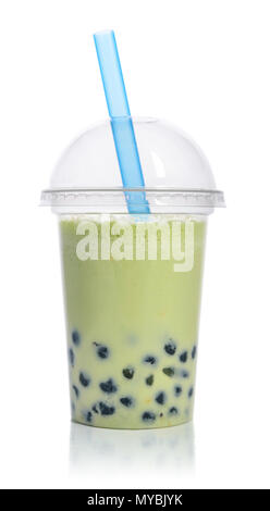 Fruit vert bubble tea dans une tasse en plastique avec paille verre isolé sur fond blanc. Boissons à emporter concept. Banque D'Images