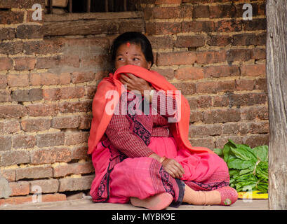 Femme couvrant la bouche dans Bhaktapur, Népal Banque D'Images