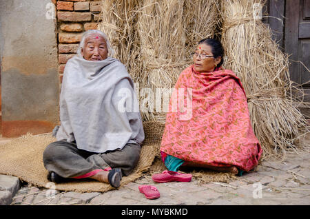 Deux femmes ethniques assis dans Bhaktapur, Népal Banque D'Images