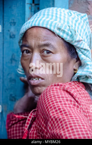 Ethnic woman dans Bhaktapur, Népal Banque D'Images