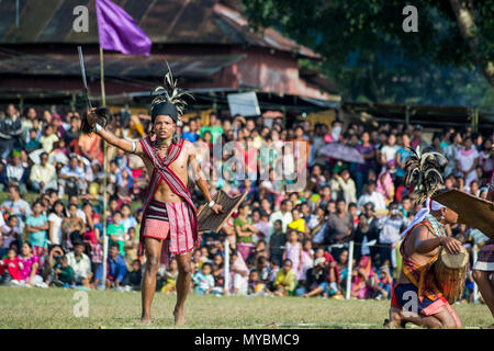 Meghalaya, en Inde. Groupe Tribal fonctionne à Asanang Banque D'Images