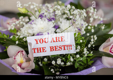 Saint-valentin amour sans fin ou une occasion spéciale concept : de belles fleurs bouquet d'orchidées. proposition de mariage. Vous êtes la meilleure. Carte de sentiments profonds. Banque D'Images