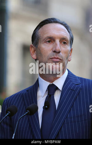 Pdg de Starbucks Howard Schultz à l'équipe terre annonce à Greeley Square Park, à New York. Le 21 septembre 2009. Crédit : Dennis Van Tine/MediaPunch Banque D'Images