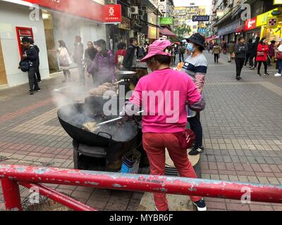 Hong Kong célèbre l'alimentation de rue traditionnels pushcart. Châtaignes grillées, œufs de caille, de la patate douce. La photographie de rue. Banque D'Images