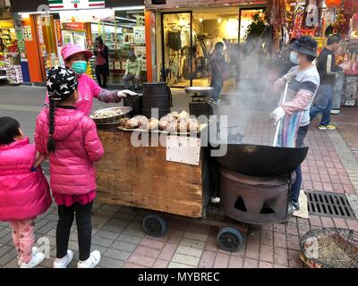 Hong Kong célèbre l'alimentation de rue traditionnels pushcart. Châtaignes grillées, œufs de caille, de la patate douce. La photographie de rue. Banque D'Images