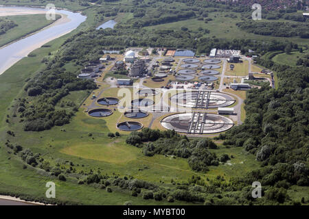 Vue aérienne d'un travaux de traitement de l'eau, égouts, ponts à Sankey par le fleuve Mersey, près de Warrington, Royaume-Uni Banque D'Images