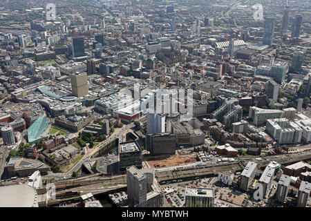 Vue aérienne de Deansgate, Manchester à la recherche du Nord-Est le long de la rivière Irwell, Juin 2018 Banque D'Images