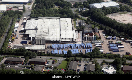 Vue aérienne d'une usine Guinness ou dépôt de livraison dans la région de Manchester Banque D'Images