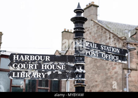 Panneau routier dans la ville de Highland Nairn , Ecosse, Royaume-Uni Banque D'Images