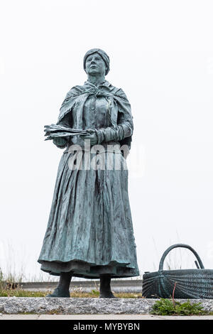 La statue de Nairn Fishwife dans le port de Nairn, Moray, Highland, Scotland, UK Banque D'Images