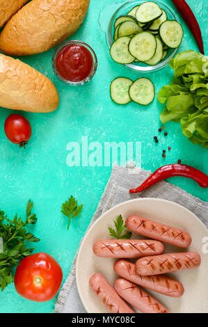 Juteuse de saucisses grillées, de légumes frais, de petits pains croustillants et verts sur un fond lumineux. Vue d'en haut. Ingrédients pour les hot-dogs. Mise à plat. Banque D'Images