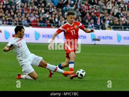 Moscou, Russie - le 5 juin 2018. Le milieu de terrain Russe Aleksandr Golovin contre le milieu de terrain Turc bien Yokuslu au cours de match amical contre Russ Banque D'Images
