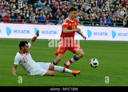 Moscou, Russie - le 5 juin 2018. Le milieu de terrain Russe Aleksandr Golovin contre le milieu de terrain Turc bien Yokuslu au cours de match amical contre Russ Banque D'Images