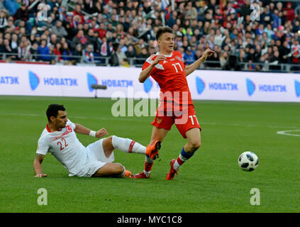 Moscou, Russie - le 5 juin 2018. Le milieu de terrain Russe Aleksandr Golovin contre le milieu de terrain Turc bien Yokuslu au cours de match amical contre Russ Banque D'Images