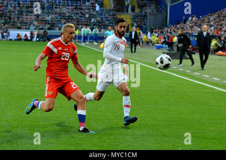 Moscou, Russie - le 5 juin 2018. Le milieu de terrain Russe Aleksandr Golovin contre le milieu de terrain Turc bien Yokuslu au cours de match amical contre Russ Banque D'Images