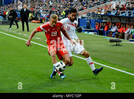 Moscou, Russie - le 5 juin 2018. Droit russe Igor retour Smolnikov midfield turc contre Yunus Malli au cours de match amical contre Banque D'Images