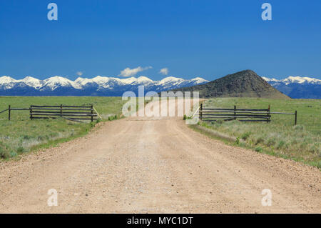 Route de la crête avec la racine du tabac montagnes au loin près de Dillon, Montana Banque D'Images