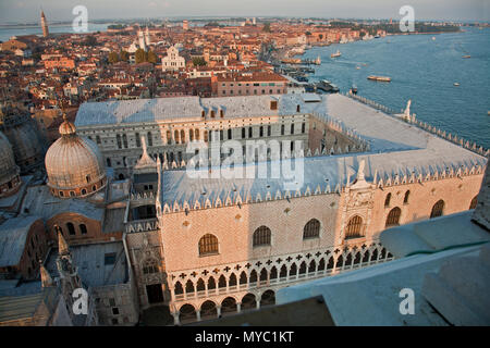 27 août 2014 : Venise, Italie- regarder sur les dômes du Doge's Palace et la beauté de la Basilique Saint Marc et square Banque D'Images