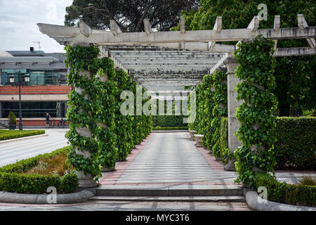 MADRID, ESPAGNE - 23 avril 2018 : Belle vieille pergola dans les jardins de Cecilio Rodriguez dans le parc de la bonne retraite (Parque del Buen Retiro) Banque D'Images