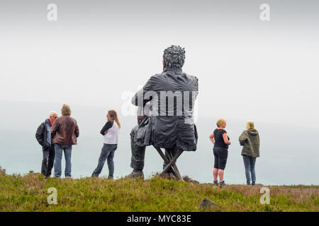 Les randonneurs par le chat Homme assis Sculpture par l'artiste Sean Henry à Castleton dans le parc national des North Yorkshire Moors donnant sur Westerdale Banque D'Images